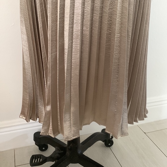 DKNY NWT Gold Satin Pleated Skirt size 8 - Picture 10 of 15